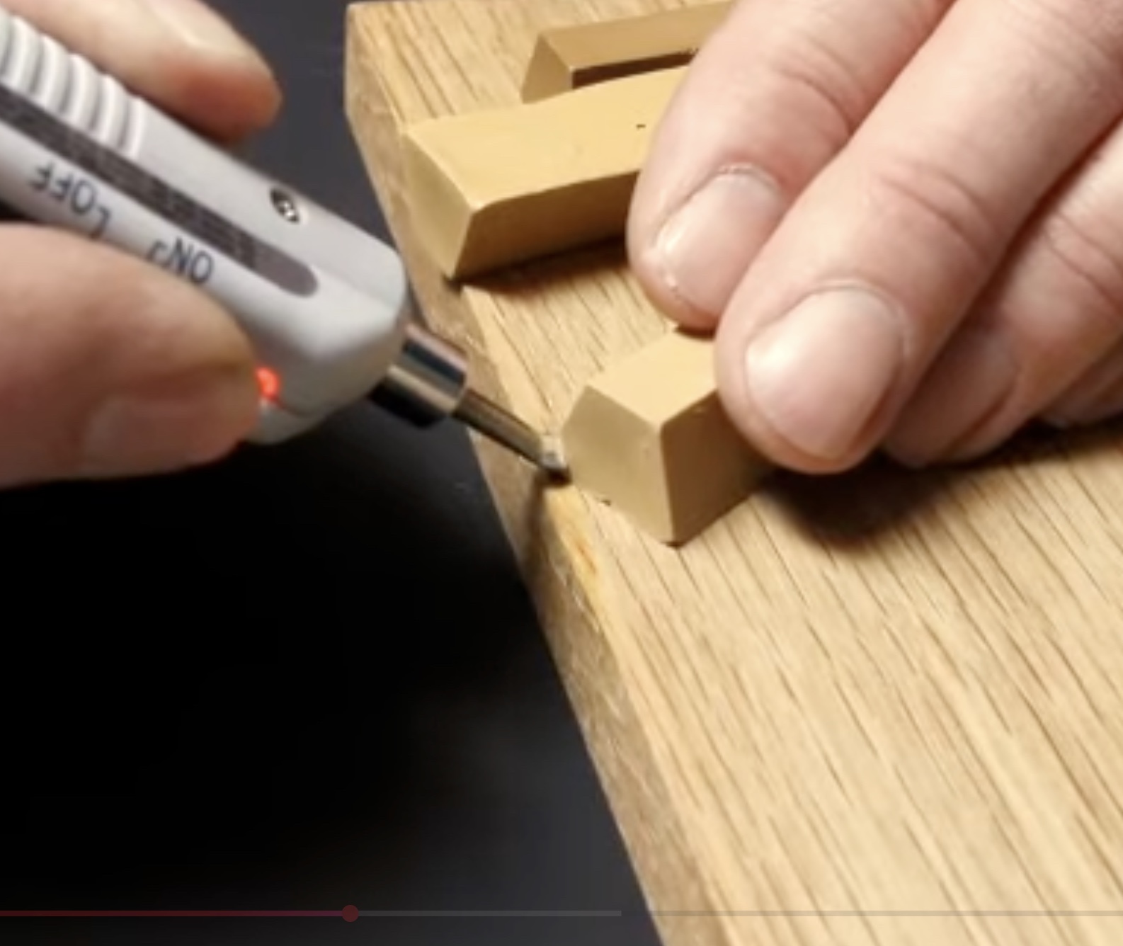 Laga skada i parkettgolv med hårdkitt och batteridriven smältare - steg för steg guide